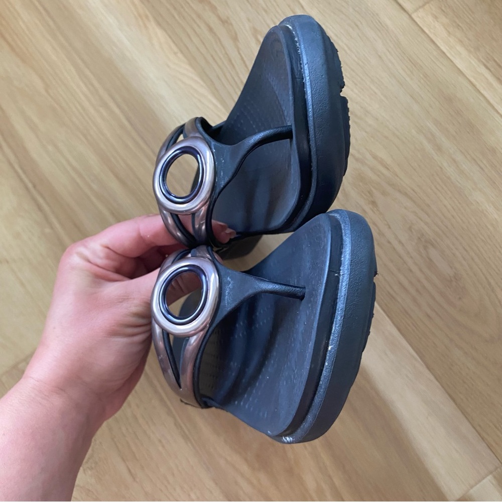 CROCS DUAL COMFORT THONG WEDGES - Picture 3 of 9